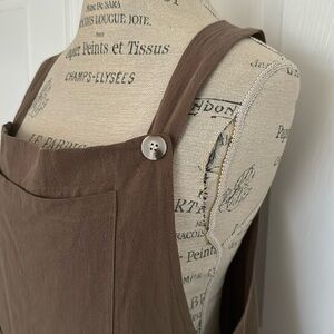 Sleeveless rompers/adjustable button straps. Great condition. Size medium